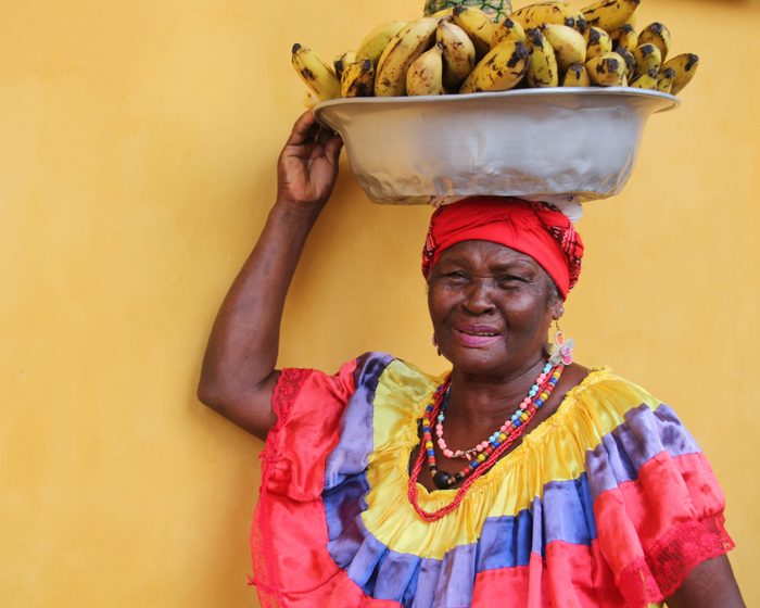 Palenquera con canasta de frutas tropicales