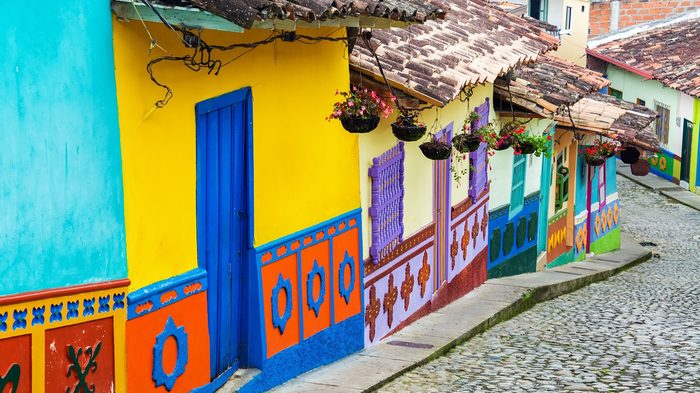 Casas coloniales pintadas de colores vivos