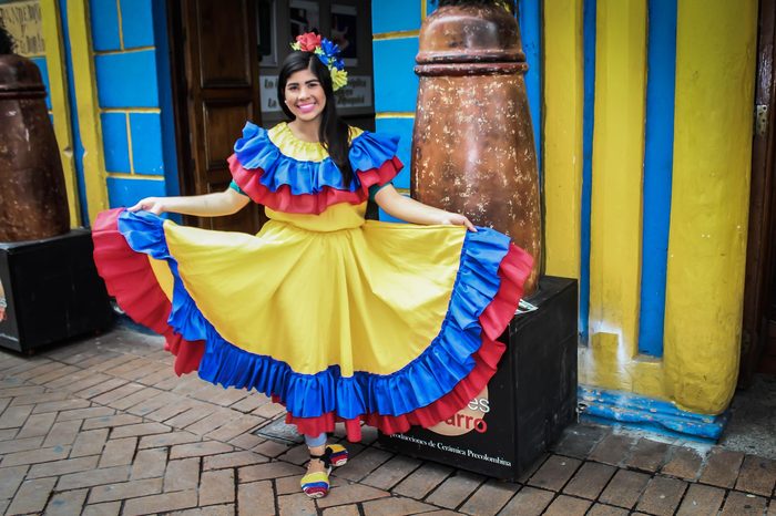 Mujer bailando con traje típico colombiano